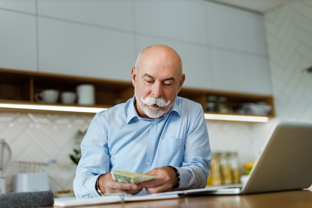 Interdit bancaire : comprendre les enjeux et les solutions pour y faire face