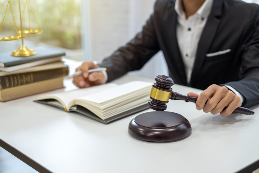 Cabinet juridique ou avocat : choisir la meilleure option pour défendre vos intérêts