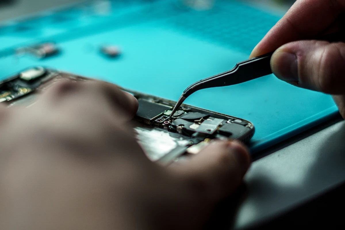 Le cadre juridique des partenariats entre réparateurs et fabricants de téléphones : vers une collaboration équilibrée