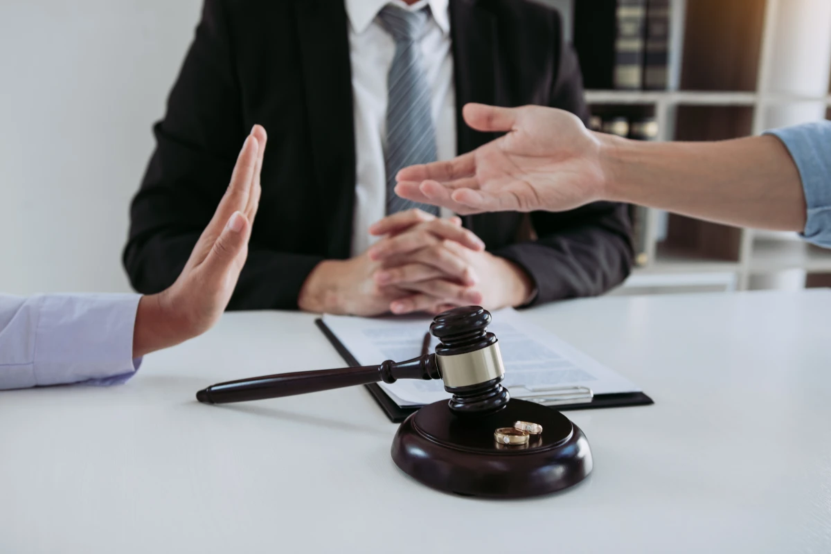 Divorce et attribution du logement familial : Comprendre vos droits et options
